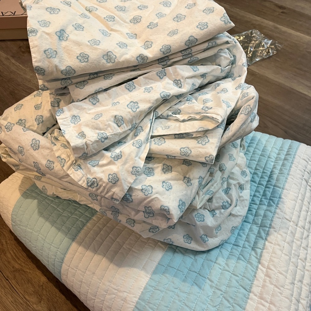 Pottery Barn Kids twin quilt matching Sheet Set Blue stripe flowers full